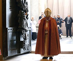«Llamados a ser instrumentos de Misericordia», el Papa abre la Puerta Santa en San Juan de Letrán