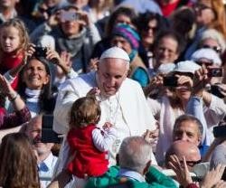 El Papa Francisco aprovecha las audiencias de los miércoles para saludar a los peregrinos y los niños