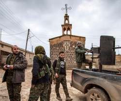 Tropas kurdas junto a la capilla de un pueblo asirio, cerca de Tal Tamr, o Tel Tamer