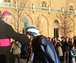 Su Majestad de Oriente, el Rey Baltasar, besa el anillo episcopal del obispo Reig Pla en Alcalá de Henares, en 2013