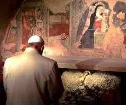 El Papa Francisco ante el Niño Jesús de Greccio, el santuario donde Francisco de Asís creó el primer belén