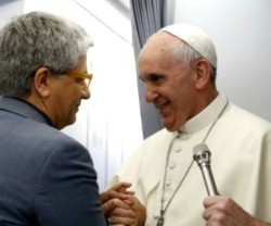 El Papa Francisco con Andrea Tornielli en un viaje papal al extranjero