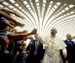El Papa Francisco saluda a los peregrinos en la Sala Pablo VI, en la primera audiencia pública de 2016