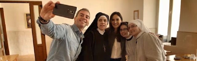 Un selfie para la pequeña historia del convento: Nacho Medina, la Madre Olga, Tamara Falcó, la hermana Esperanza (postulante) y la hermana Sara (novicia).