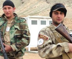 Milicianos asirios de la NPU - son unas decenas, probablemente nunca luchen contra Daesh y ejerzan solo de guardas lejos del frente - Foto de Ferran Barber
