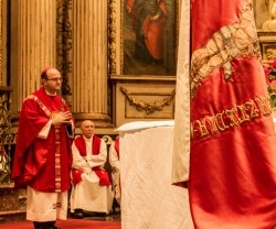 El obispo Munilla en la fiesta de San Sebastián con el estandarte del santo