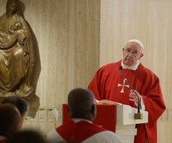 Francisco en la misa de Santa Marta, con el color rojo de la fiesta de un mártir
