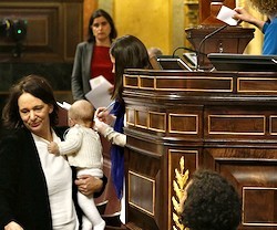 Carolina Bescansa protagonizó el pleno de constitución del nuevo Congreso llevando a su bebé al hemiciclo.