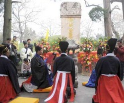 Homenaje a Confucio ante su tumba... la ciudad de Qufu acoge un cementerio lleno de tumbas de sus descendientes