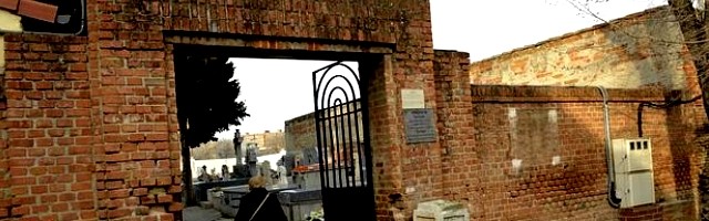 Entrada al cementerio de Carabanchel Bajo - en la tapia, que pertenece a la parroquia, se ve el hueco de la placa retirada por funcionarios municipales