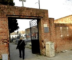 Entrada al cementerio de Carabanchel Bajo - en la tapia, que pertenece a la parroquia, se ve el hueco de la placa retirada por funcionarios municipales