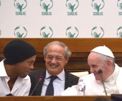 Francisco con el popular delantero brasileño Ronaldinho en la presentación del nuevo Partido por la Paz