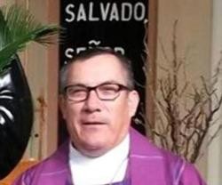 Erwin Mena revestido como sacerdote en una parroquia de EEUU con pastoral en español