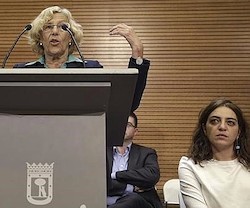 A la derecha de la foto, junto a Manuela Carmena, alcaldesa de Madrid, Celia Mayer, concejal de Cultura, responsable de la contratación de los titiriteros.