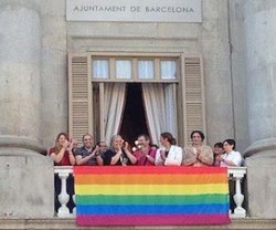 El balcón del Ayuntamiento de Barcelona, con la alcaldesa, y la bandera de un lobby ideológico particular, el LGBTI