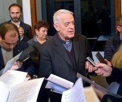 El padre Lombardi, jefe de la sala de Prensa del Vaticano, en un encuentro con periodistas