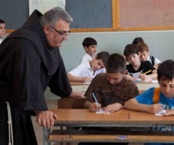 Franciscano de la Custodia de Tierra Santa en un colegio cristiano