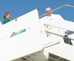 Francisco viaja en Alitalia hacia México, donde le espera una semana intensa