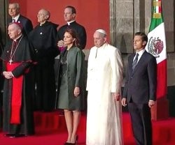 El Papa Francisco, el presidente de México y su esposa escuchan los himnos