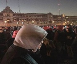 Con capuchas y gorros los peregrinos combatieron el frío de la noche para ver al Papa
