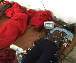 Inmigrantes en mal estado de salud en el suelo del garaje de la comisaría de Maspalomas