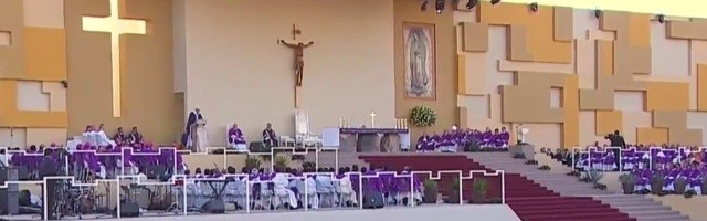 Altar de la misa en el estadio de Ciudad Juárez, a unos cientos de metros de la frontera con Estados Unidos