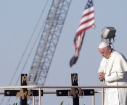 El Papa Francisco ora en la frontera de Ciudad Juárez y El Paso