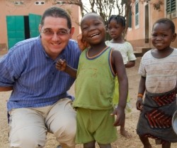 El padre Luis Ángel Moral con niños de la misión de Fo-Bouré en Benín