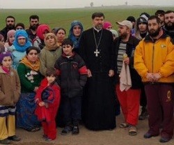 El grupo de 42 cristianos asirios liberados con el obispo asirio Afram Athneil