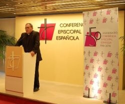 El sacerdote Gil Tamayo, portavoz de la Conferencia Episcopal, responde a las preguntas de los periodistas