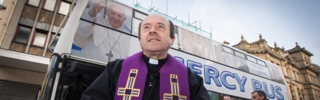 El padre Michael Cooke es uno de los sacerdotes que atiende en el Bus de la Misericordia - cada sábado pasan por él unas 200 personas