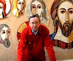 El padre jesuita Marko Iván Rupnik con los rostros de grandes ojos que caracterizan sus iconos