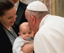 El Papa Francisco besa un bebé - pide a médicos y activistas provida usar la ciencia, la Palabra de Dios y la proximidad humana