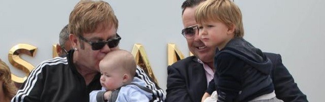 Suecia: «Detrás del aura de felicidad de Elton John hay una industria que compra y vende bebés»