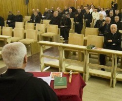 El capuchino Ermes Ronchi en su predicación de ejercicios a la Curia - de blanco, al fondo, se ve al Papa Francisco