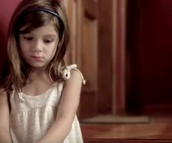 Una niña espera asustada en el pasillo mientras en su casa se oyen llantos... el videomensaje del Papa pide oración