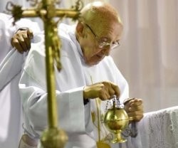 El padre Olegario llegó a Paraguay como misionero con 60 años y a los 96 sigue ejerciendo de profesor y celebrando los sacramentos