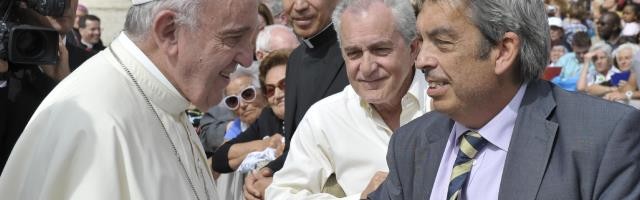 El autor, el periodista Jimmy Burns Marañón, saluda al Papa en una audiencia pública - el libro recoge la fuerza del carisma personal que sintió en el Pontífice