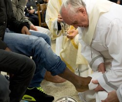 Francisco da una significación especial al gesto del lavatorio de pies del Jueves Santo