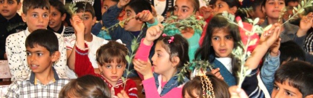 Niños católicos refugiados en Kurdistán celebran el Domingo de Ramos - es su segunda Pascua desplazados en tierra extraña