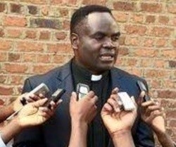 El padre Vincent Machozi denunciaba en los medios matanzas y crímenes ligados al comercio ilegal de coltan
