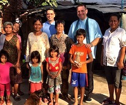 El padre Mario Ghezzi, con algunos fieles de su pequeña comunidad camboyana.