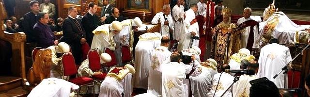 Obispos coptos de Egipto rinden homenaje a su anterior papa, Shenouda - el 10 por ciento de los egipcios son aún cristianos