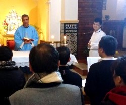 Misa en chino por la Inmaculada en Sevilla, con el padre José Joaquín Castellón