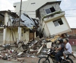 El terremoto ha afectado a miles de personas, y los misioneros en el lugar acompañan a la gente