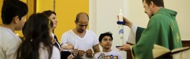 Bautizo de una familia iraní en una iglesia evangélica cercana a Berlín... si toda la familia ha dejado Oriente es más fácil dar el paso