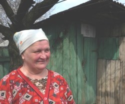 La señora Luba, de Torietsk, se mantiene gracias a la leña que le trae Cáritas... el frente está a dos kilómetros