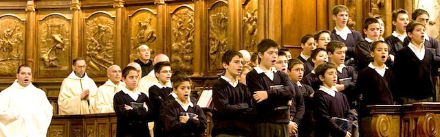No existe ningún coro de voces blancas en el mundo que trabaje el repertorio gregoriano completo: de ahí la fama de la escolanía del Valle de los Caídos.