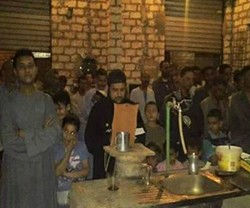 Los sacerdotes coptos de Egipto salen «en misión» por los bares y las calles para anunciar la Pascua