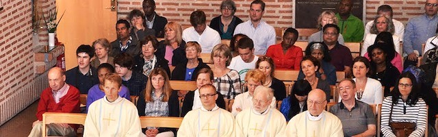 Misa en la iglesia de Santa Eugenia, en Estocolmo, donde es palpable la diversidad étnica de los católicos que viven en Suecia.